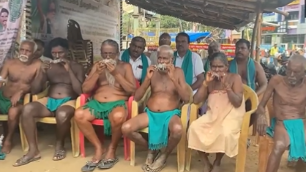 ​In Tiruchirappalli, a group of farmers were seen holding dead rats in their mouths, During the protest