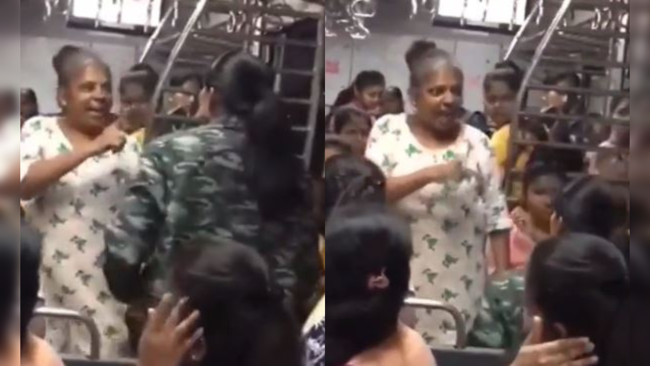 Viral Video two women's fight for fourth sit in mumbai local