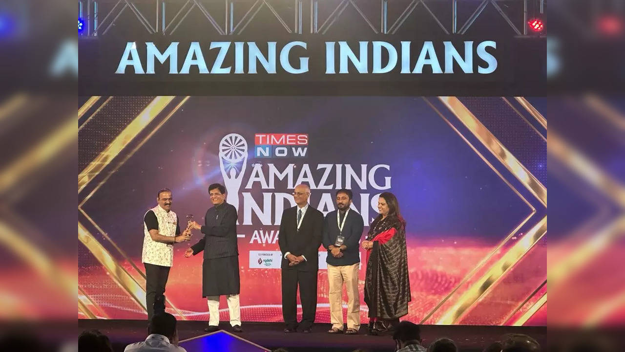 Makarand Anaspure wins Amazing Indians Awards 2023 under 'Sanitation and Water' Category