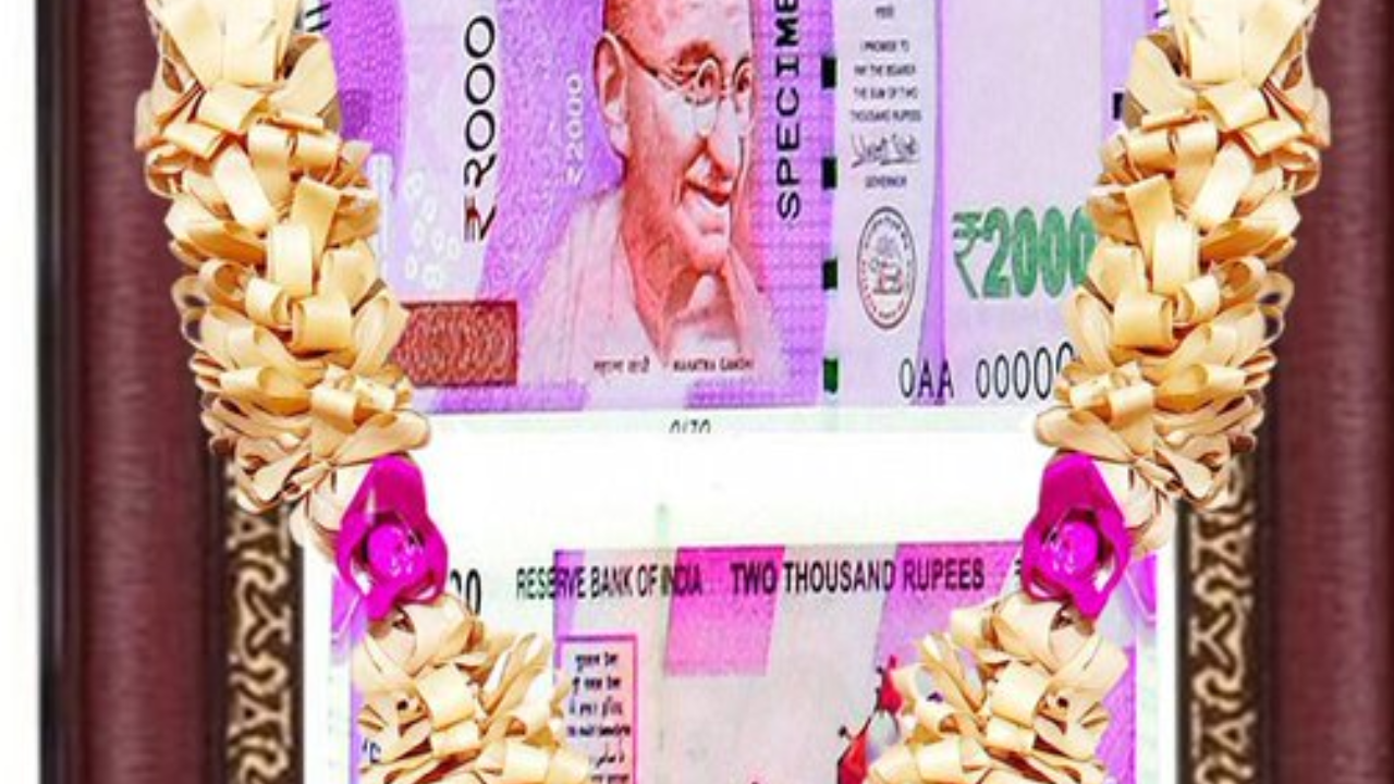 2000 note exchange last date today: Memes flood social media.