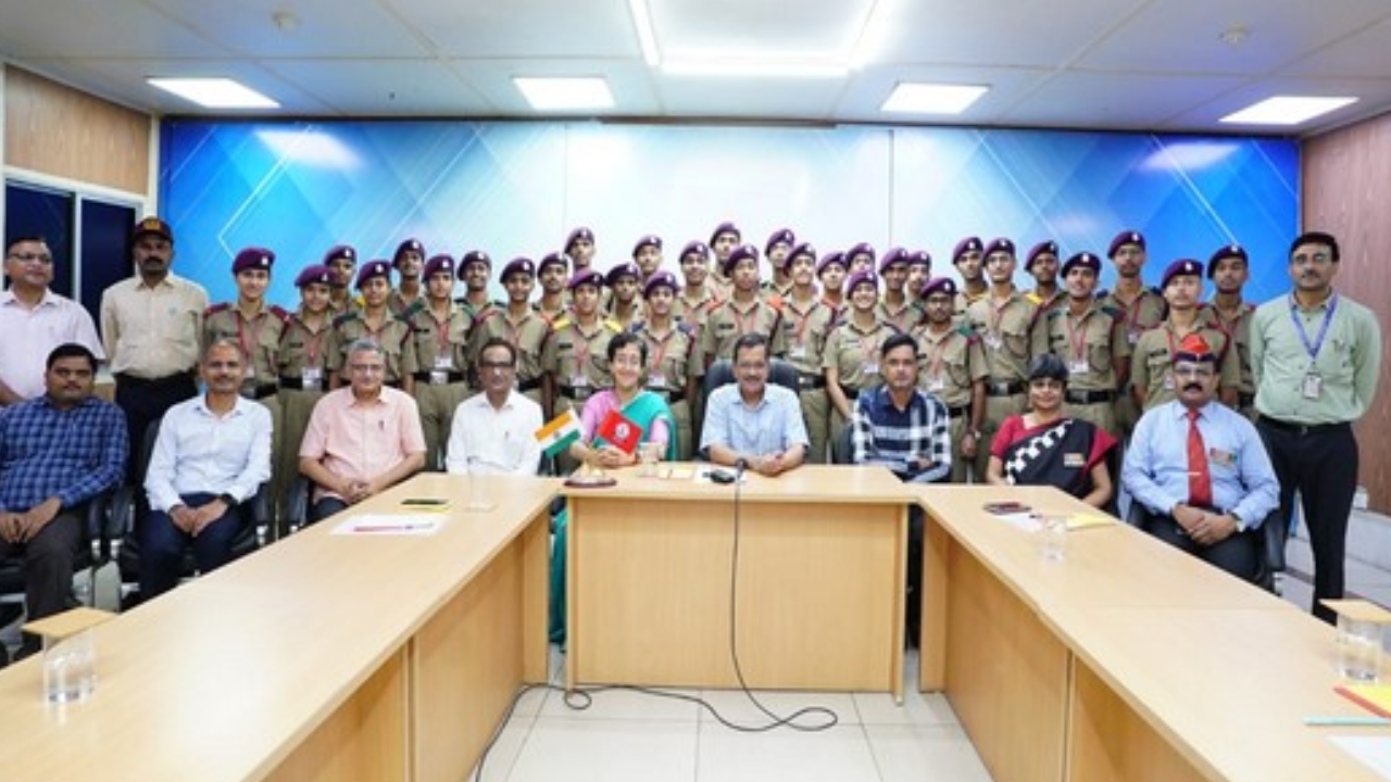 Delhi CM meets Preparatory School students who cleared NDA written exam