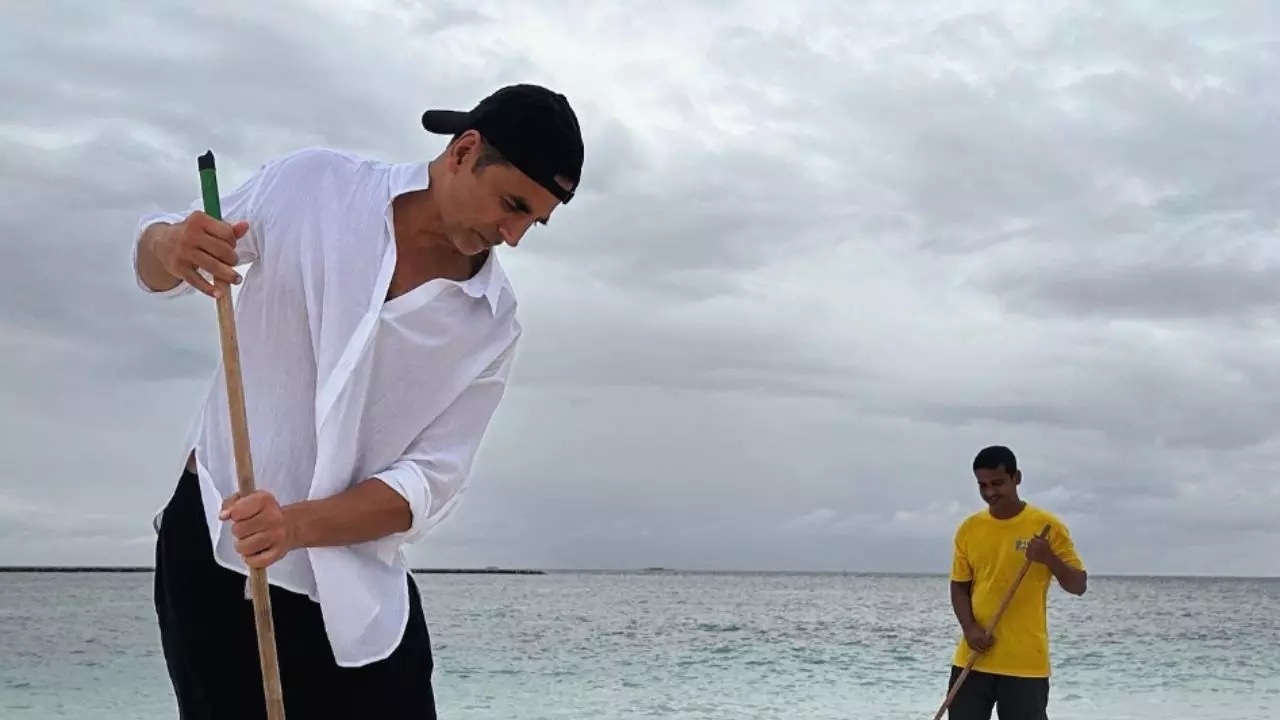 Akshay Kumar Participates In Swachhata Abhiyan. Cleans Beach With Broom Outside India