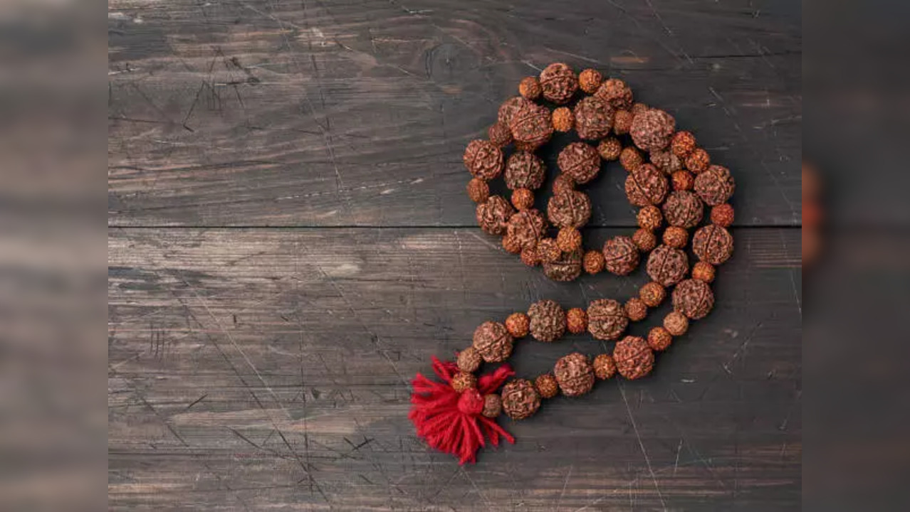 What are the benefits of wearing the Rudraksha?