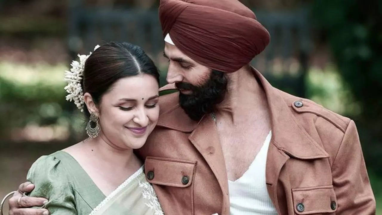 Mission Raniganj's Keemti Song Out! Akshay Kumar, Parineeti Chopra Celebrate Old School Love