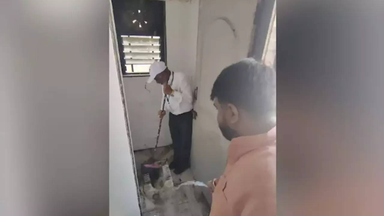 Sena MP makes dean clean toilet