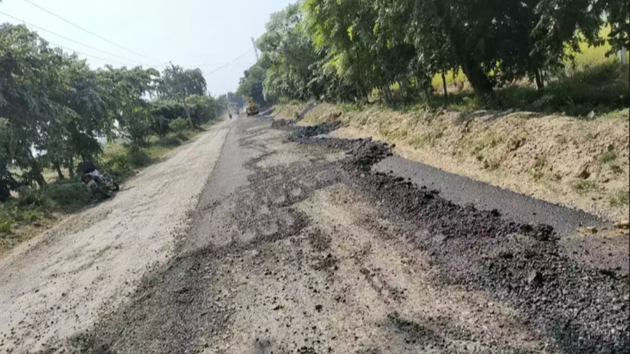 Uttar Pradesh Shahjahanpur Road Dug Up