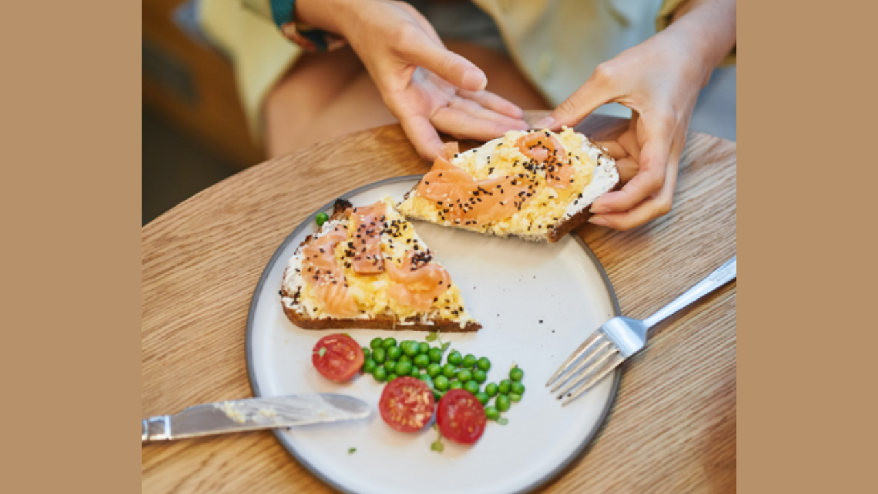 ?Experts suggest eating with a non-dominant hand helps lose weight. Pic Credit: Pexels