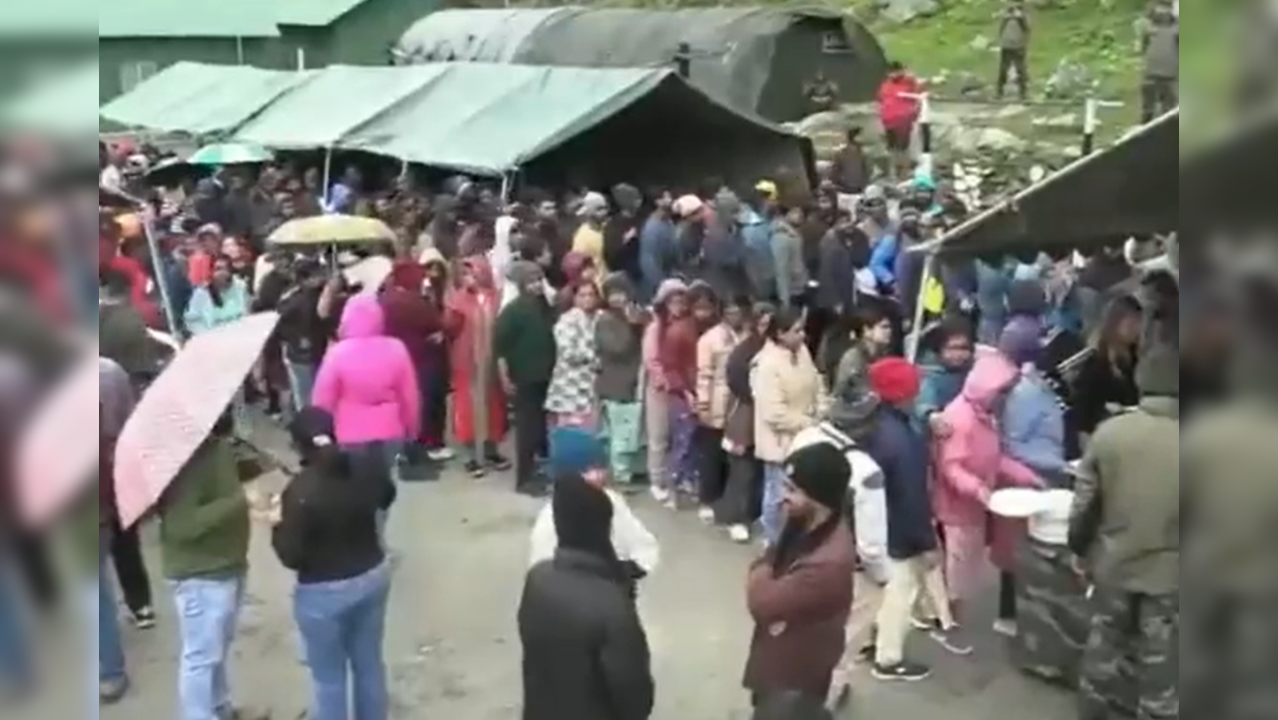 Sikkim flash floods: Over 3,000 tourists stranded in Lachen, Lachung - India  Today