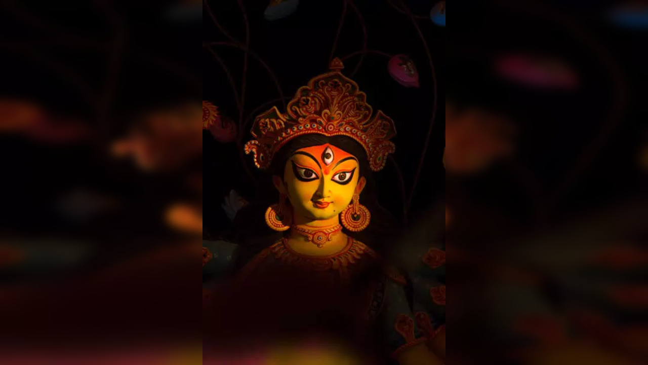 What are the nine forms of Maa Durga worshipped during Navratri