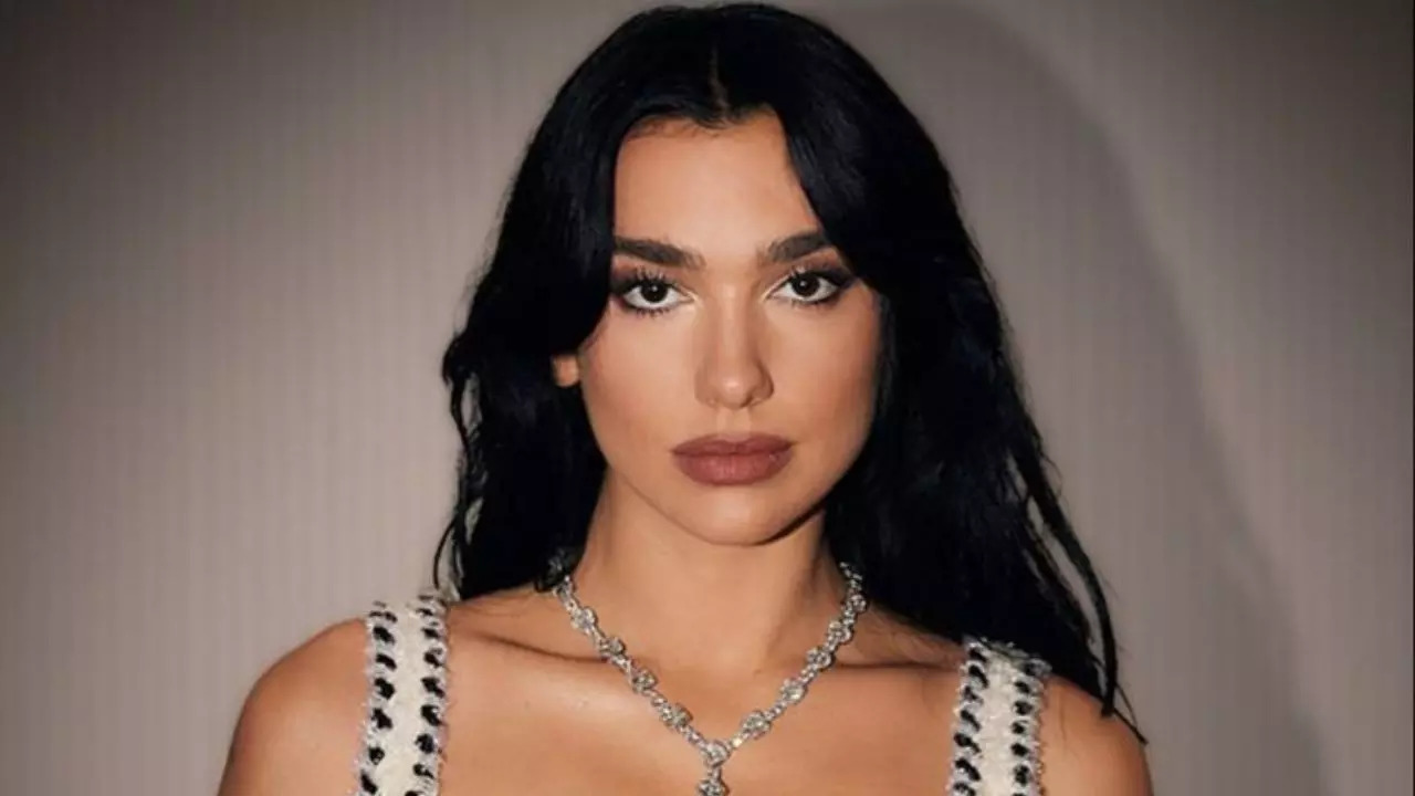 Dua Lipa DELETES ALL Insta Pics, Videos. Teasing Third Album?