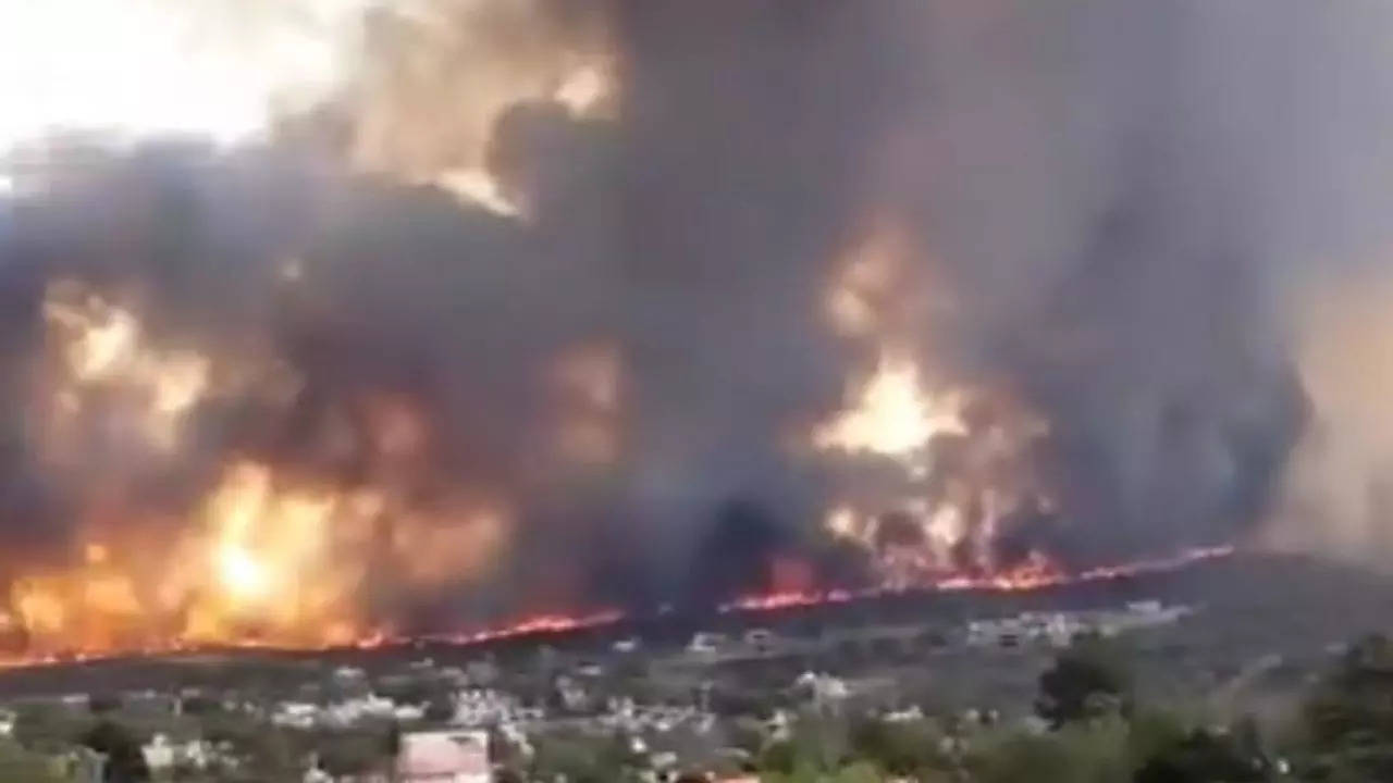 Massive Wildfire Rages In Villa Carlos Paz, Argentina Videos World
