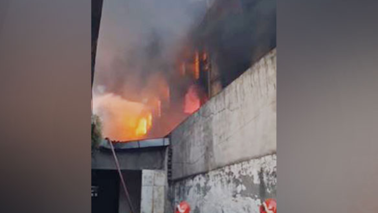 Massive Fire Breaks Out In Shoe Factory In Peeragarhi