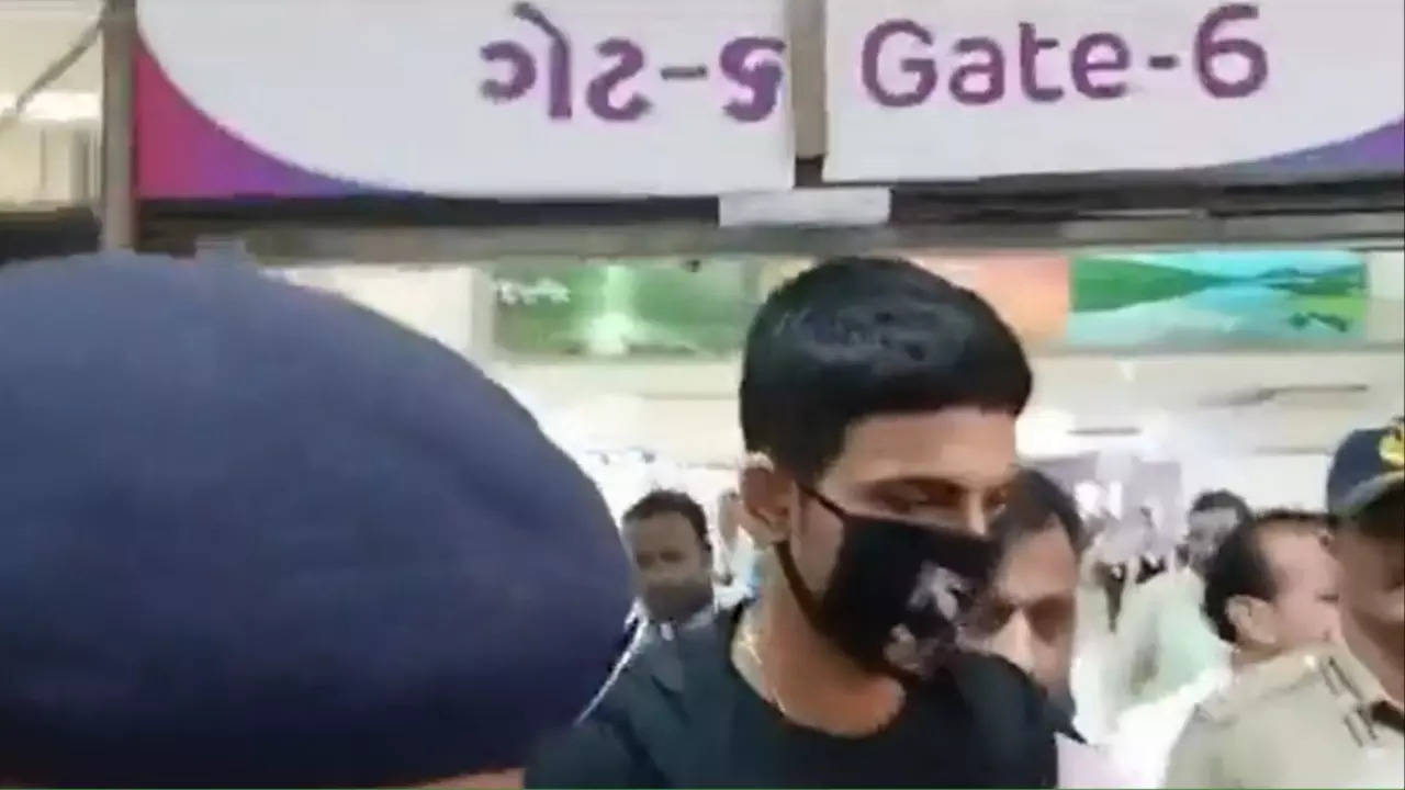 Good News For India! Shubman Gill Reaches Ahmedabad Before India vs Pakistan World Cup 2023 Match | WATCH