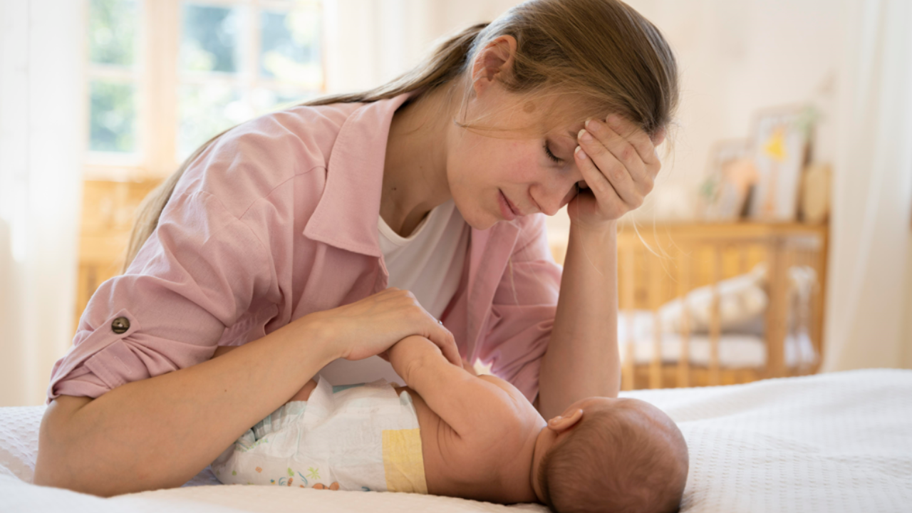 Expert-recommended tips for new moms to cope with postpartum depression. Pic Credit: Freepik