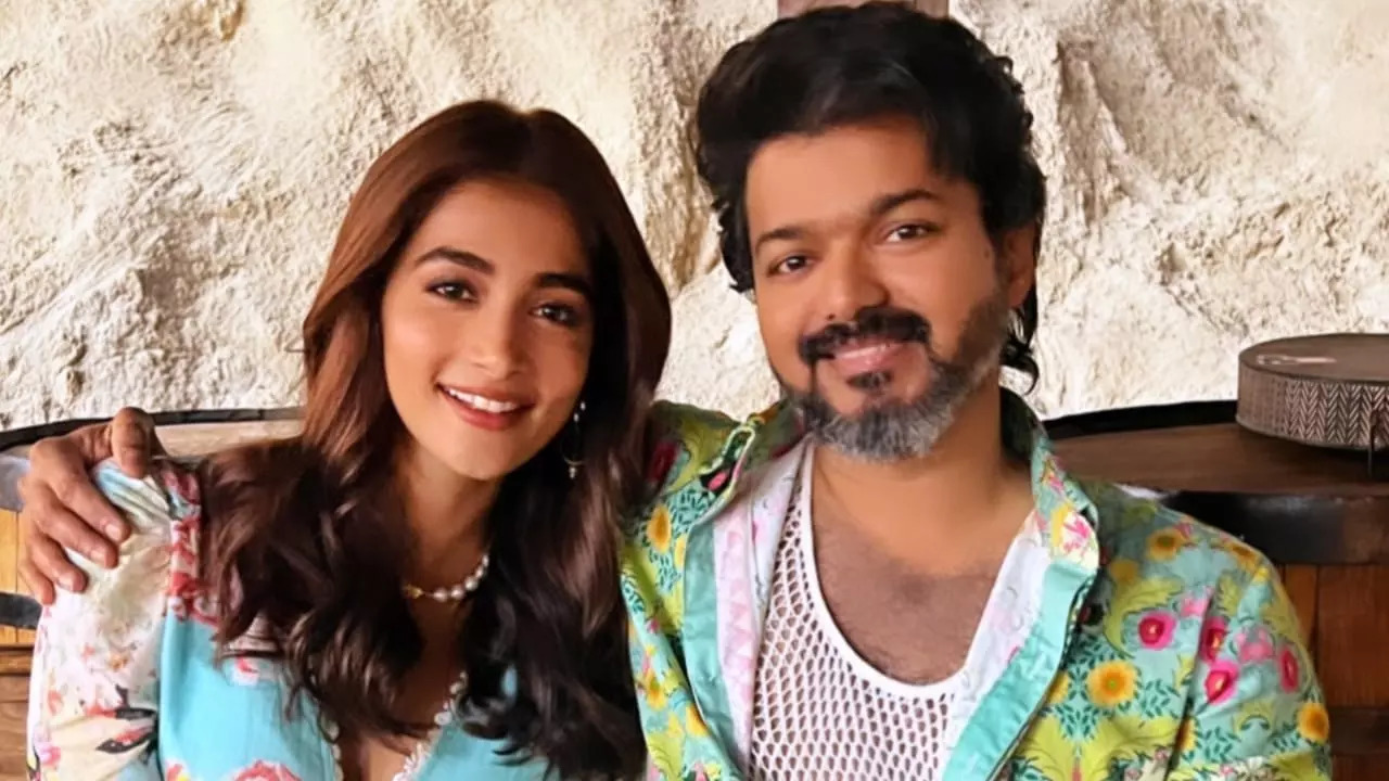 When Thalapathy Vijay, Pooja Hegde Danced to Buttabomma From Allu Arjun's Ala Vaikunthapurramuloo. Watch