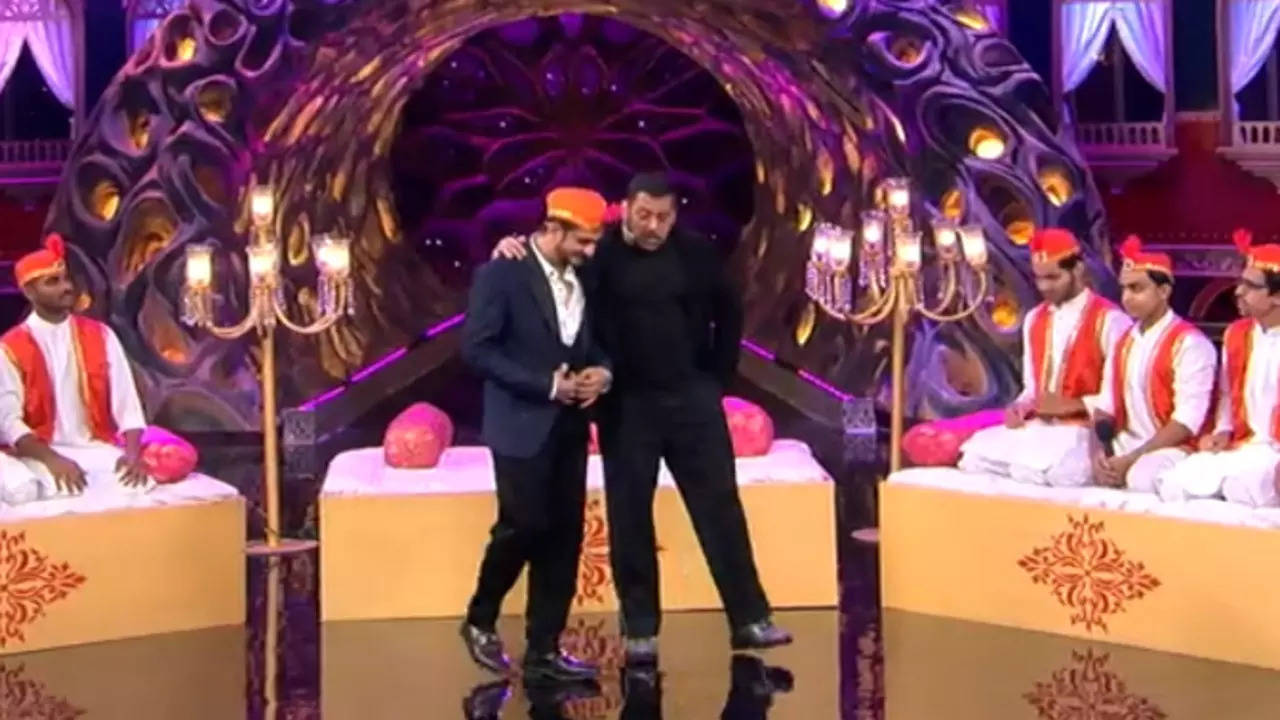 Bigg Boss 17 Grand Premiere Salman Khan Tells Munawar Faruqui To Shut Up During Weekend Ka Vaar