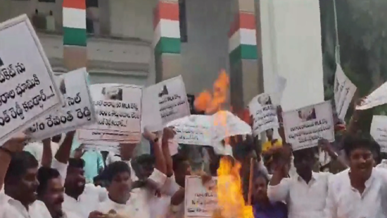 Congress workers protest