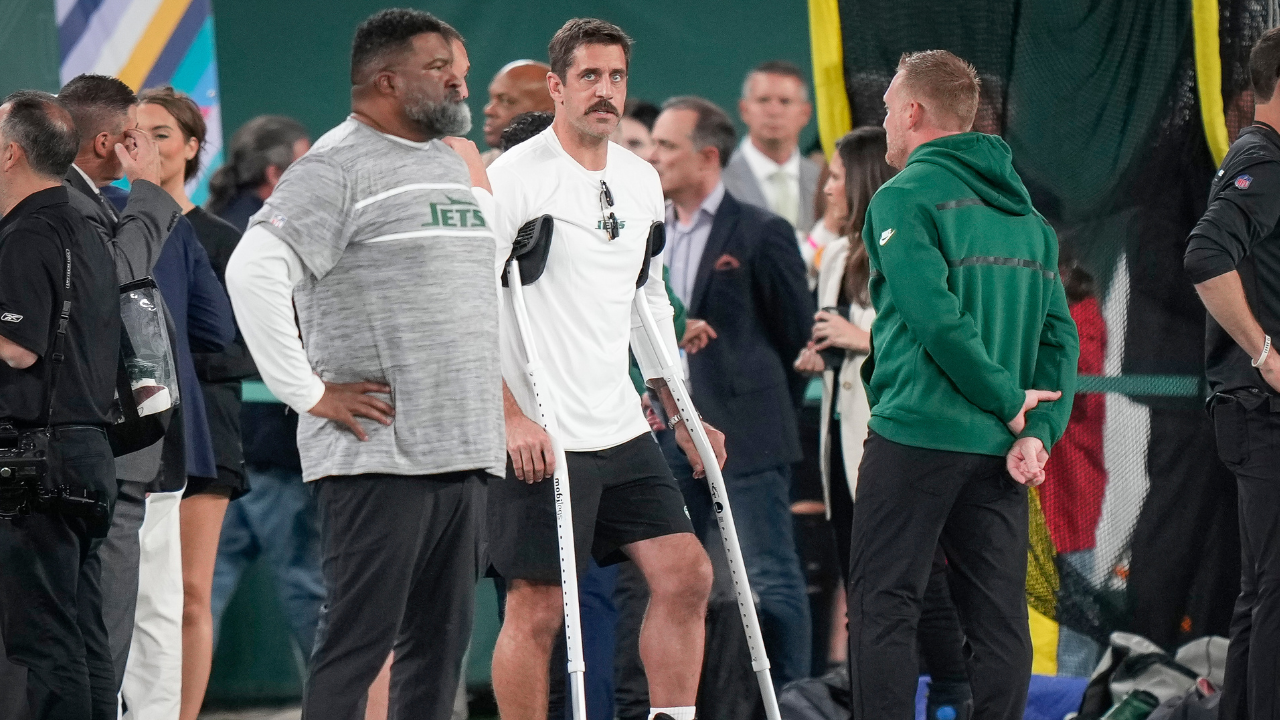 Aaron Rodgers Spotted Throwing Ahead Of Jets vs Eagles