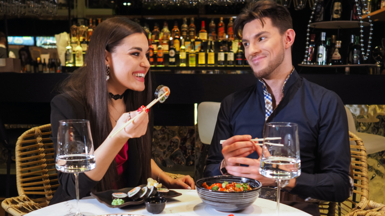 Relationship expert shares whether ladies should split the bill on a date. Pic Credit: Pexels