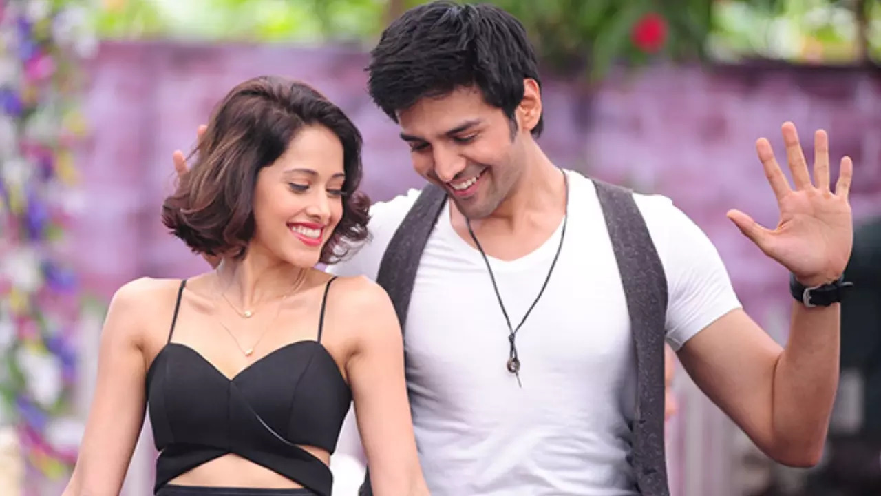 Kartik Aaryan and Nushrratt Bharuccha in a still from Pyaar Ka Punchnama 2