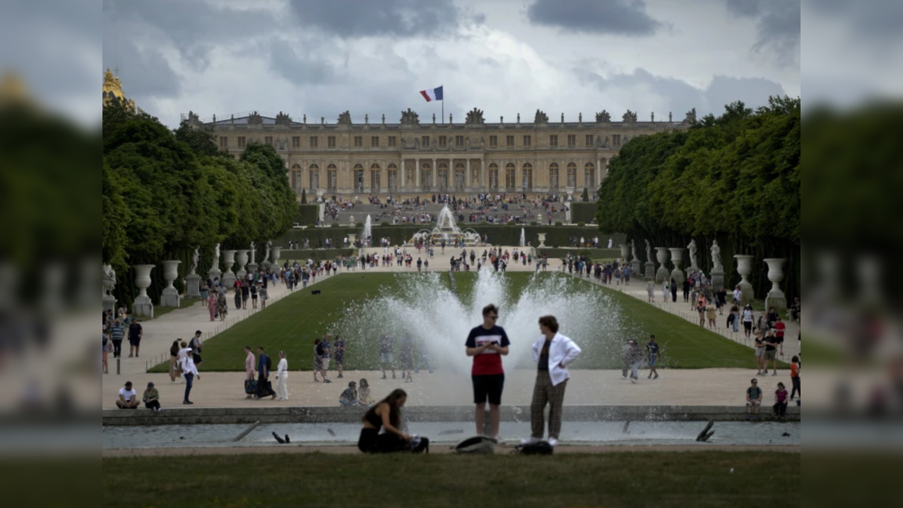 Versailles Palace evacuated again