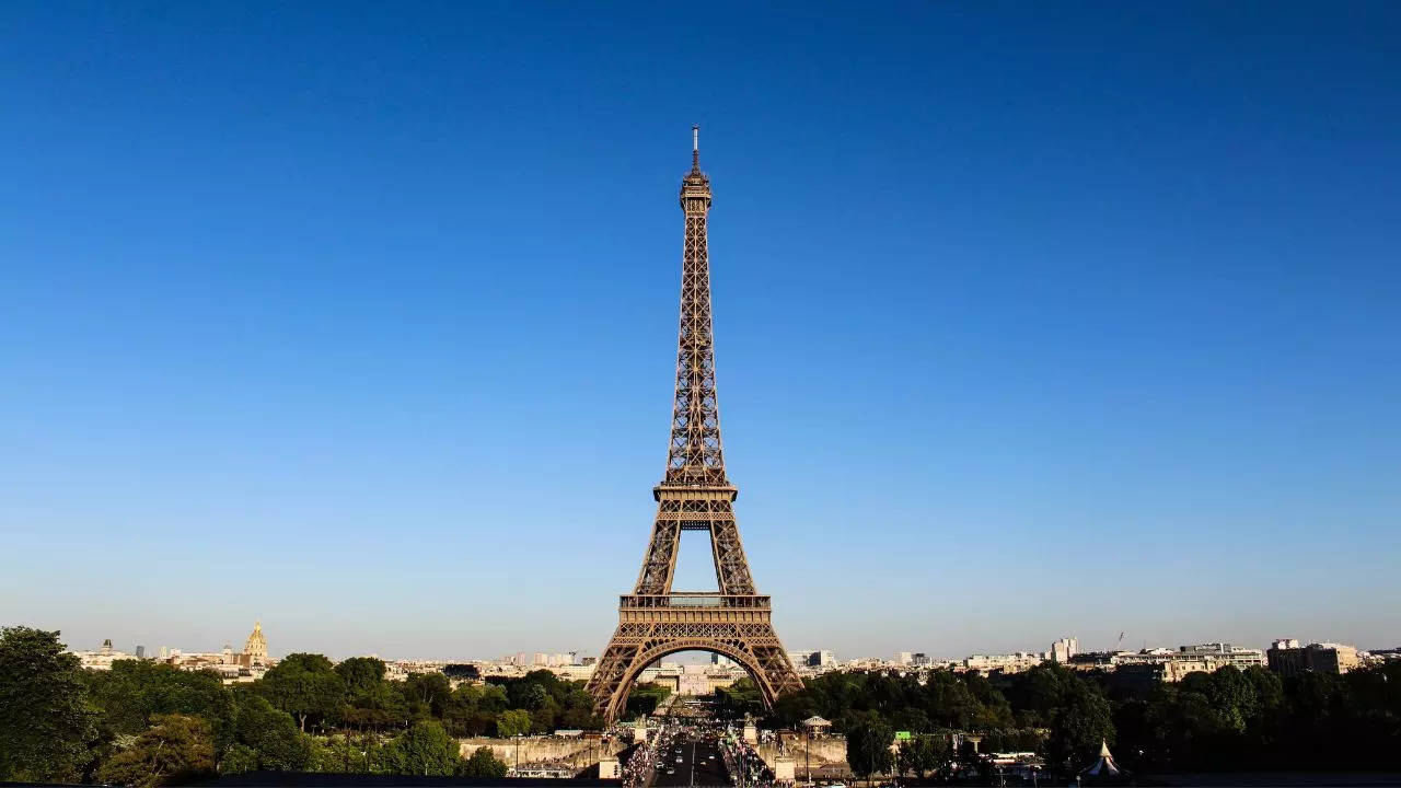 23-Yr-Old British Policewoman Allegedly Raped At Knifepoint Near Base Of Eiffel Tower