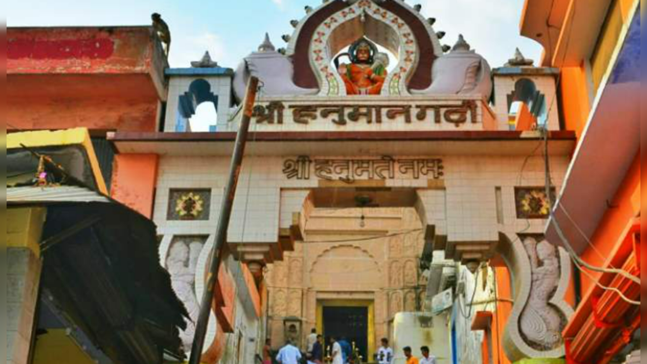 The 44-year-old priest was of the Hanuman Garhi Temple