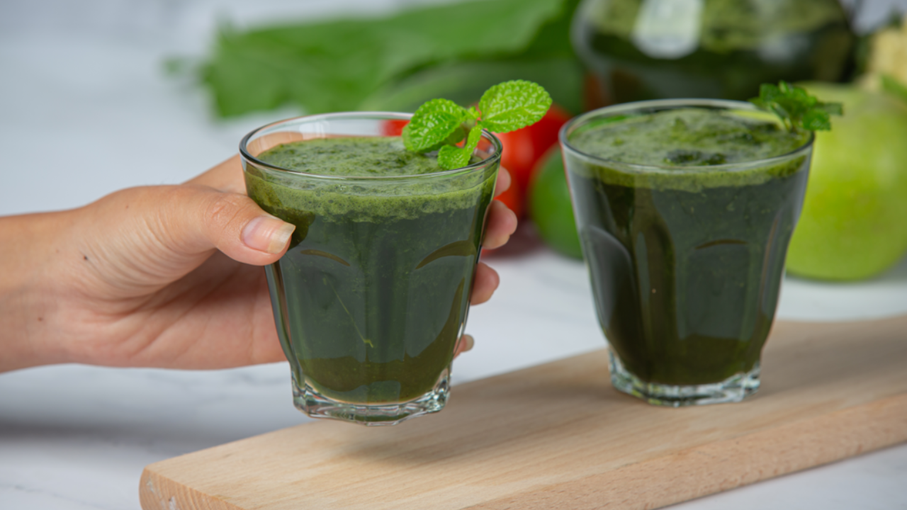 Know why an Ayurvedic expert warns against drinking spinach juice or smoothies. Pic Credit: Freepik