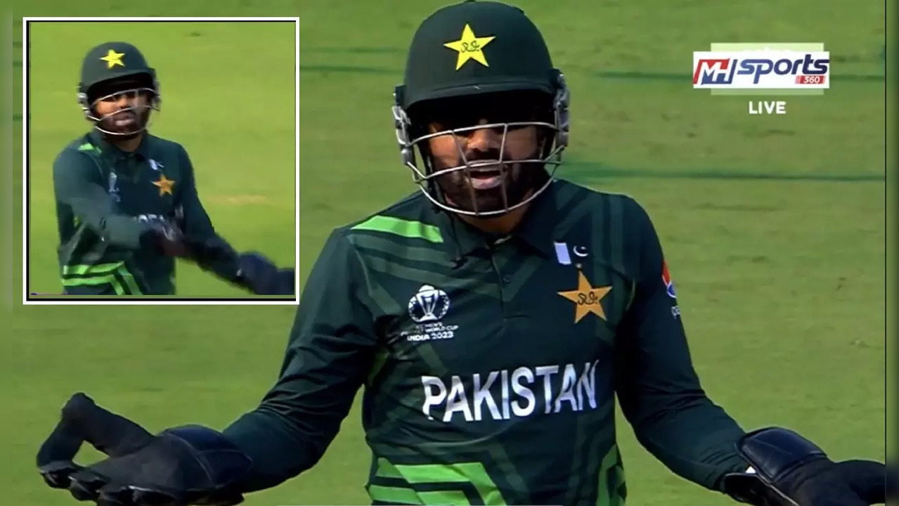 ​Mohammad Rizwan fumes at Usama Mir after he gets hit for 4, 6, 4, and 4 by David Warner on back-to-back deliveries. ​