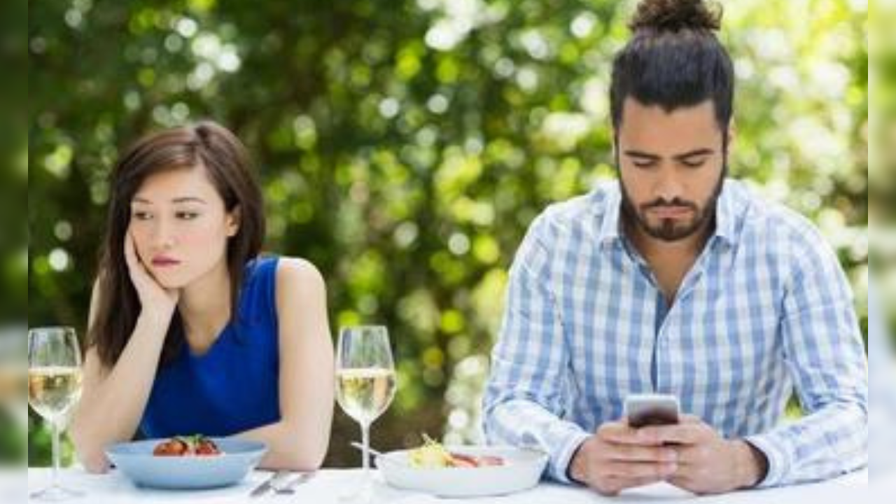 these 5 mistakes on social media are breaking relationships forever