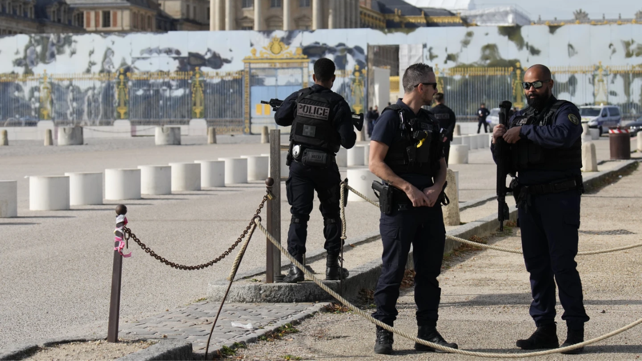 france increases security, Palace of Versailles