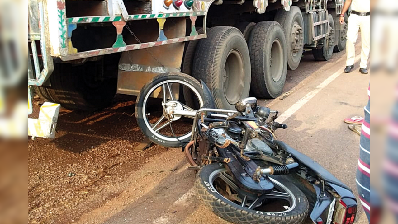 Bike Truck accident Representative pic