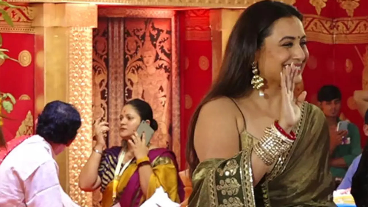 Rani Mukerji Does Traditional Dhunuchi Dance In Celebration At Durga Puja Pandal