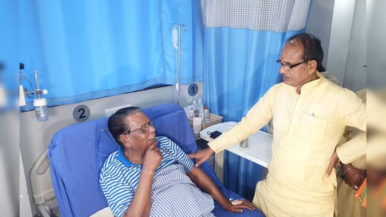 CM Shivraj Chouhan Visiting Umashankar Gupta in hospital