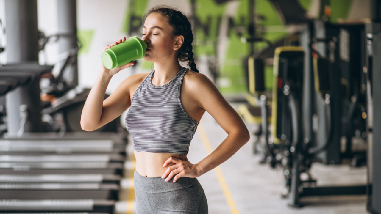 Know the importance of hydrating before, during and after a workout with healthy drinks. Pic Credit: Freepik