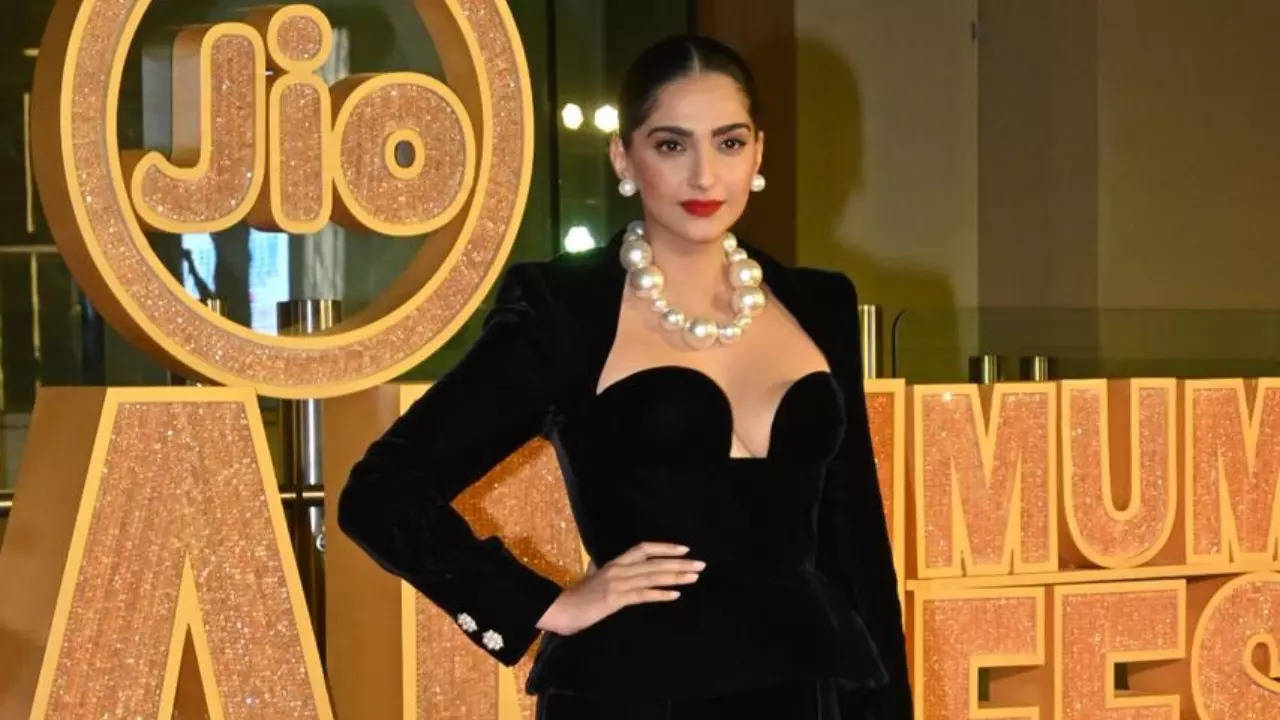 Sonam Kapoor Flaunts Love Affair With Pearls In Structured Black Fit At MAMI Mumbai Film Festival. PICS