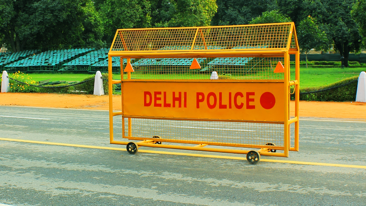 Delhi Police Puts Barricades Near Akshardham to Curb Snatching But It Ends Up Causing Traffic Chaos