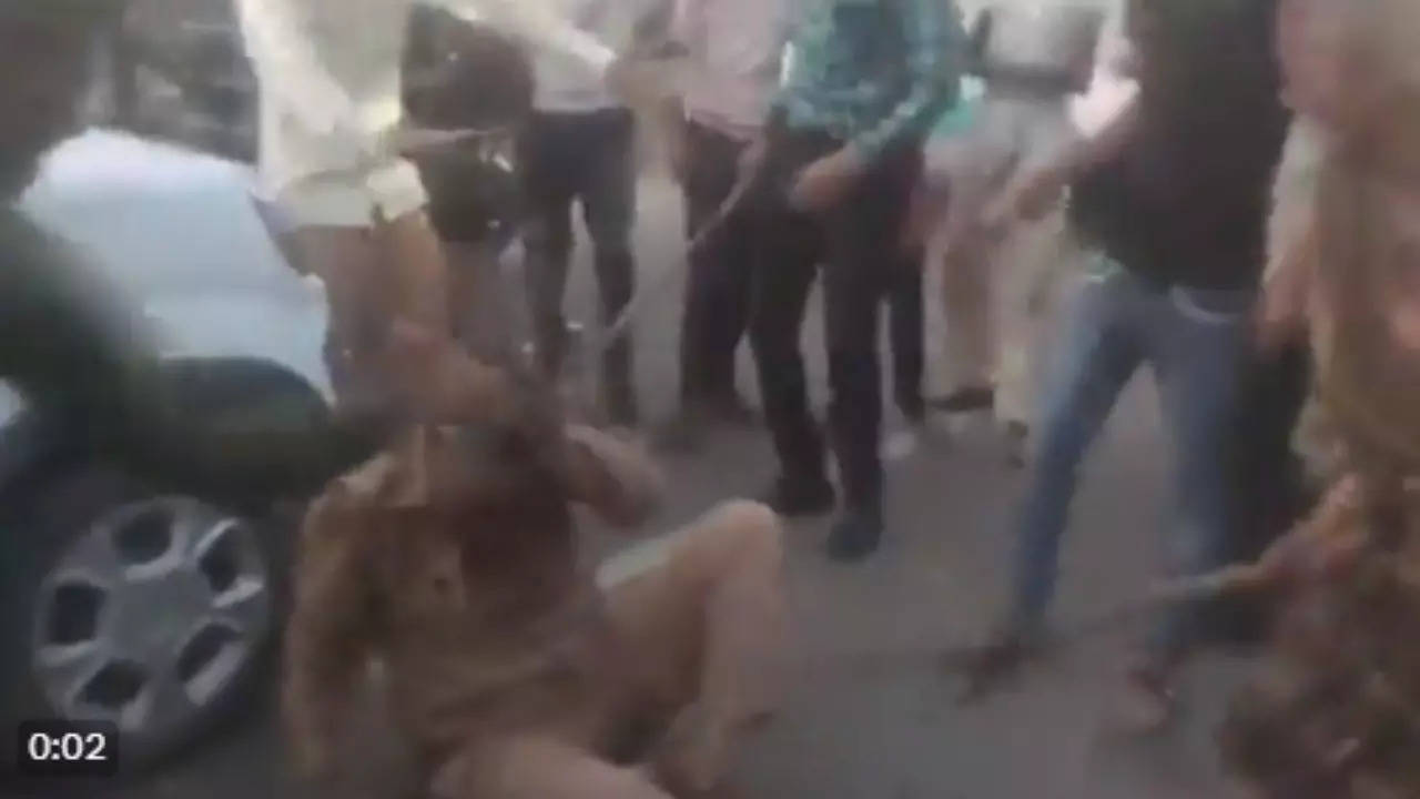 Video: UP Cop Brutally Thrashed By Mob While Trying To Clear Road Blockade