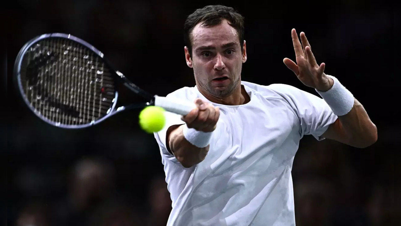 Roman Safiullin beats Carlos Alcaraz in Paris Masters