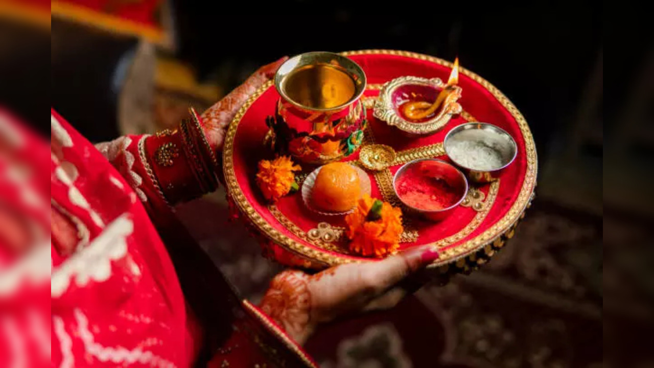 How to decorate the Karva Chauth thali