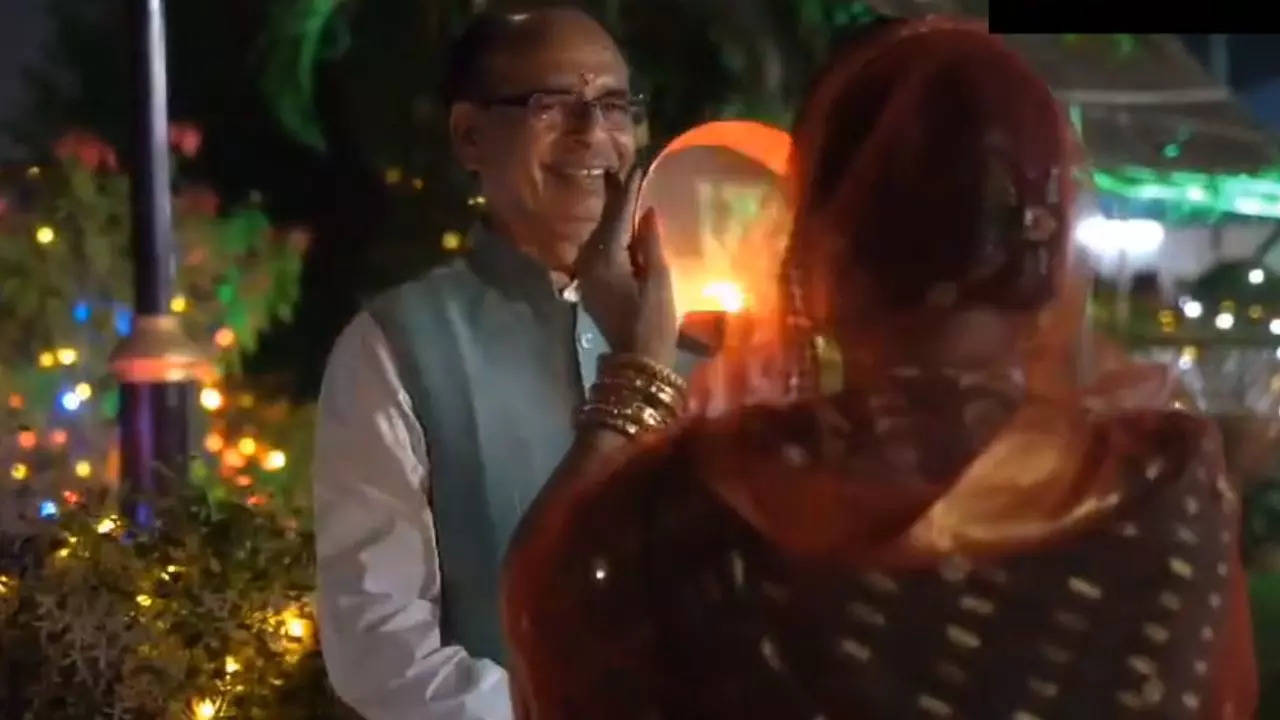 WATCH | MP CM Shivraj Chouhan And Wife Mark Karwa Chauth with Tradition And Devotion