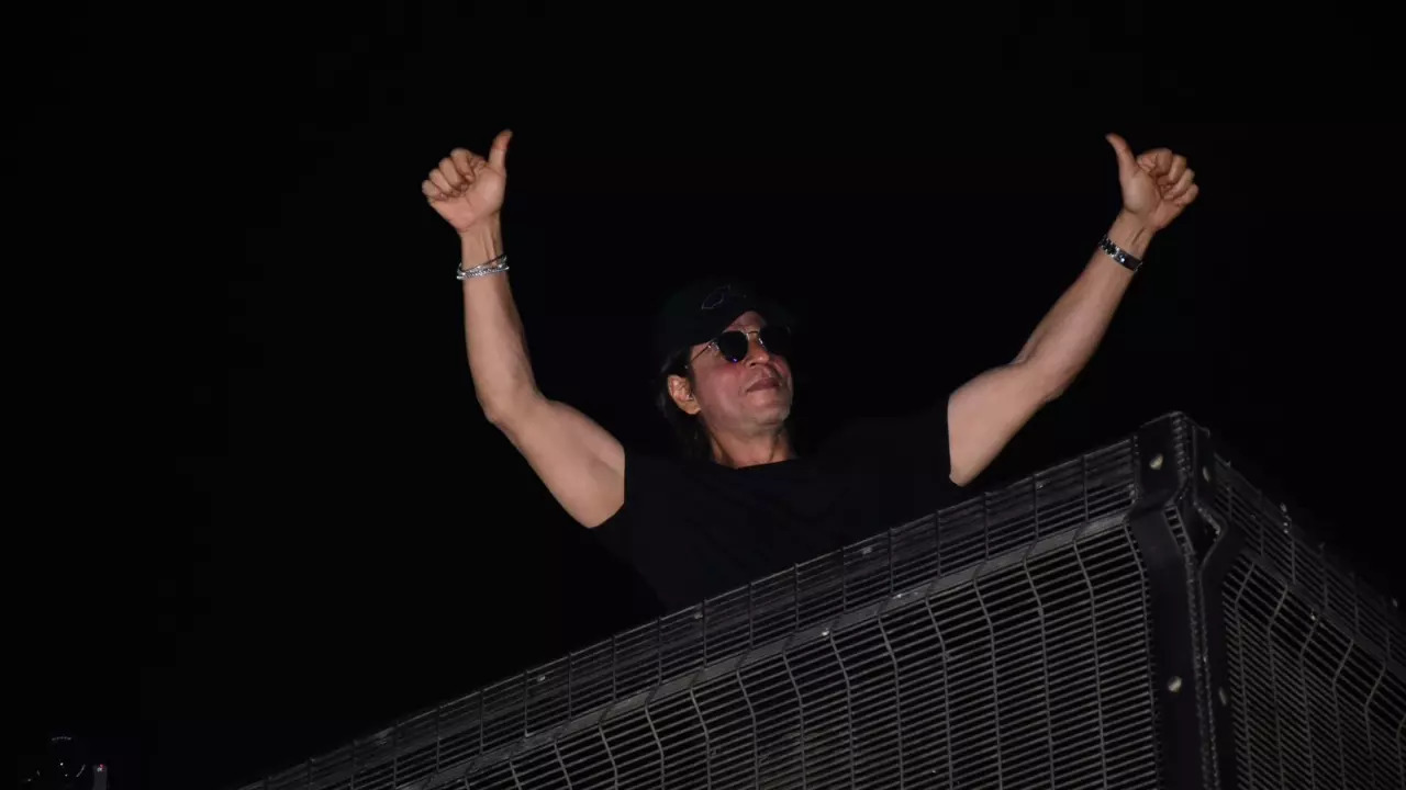 Shah Rukh Khan Fever On! Fans Go CRAZY Outside Mannat On Jawan Actor's Birthday - WATCH