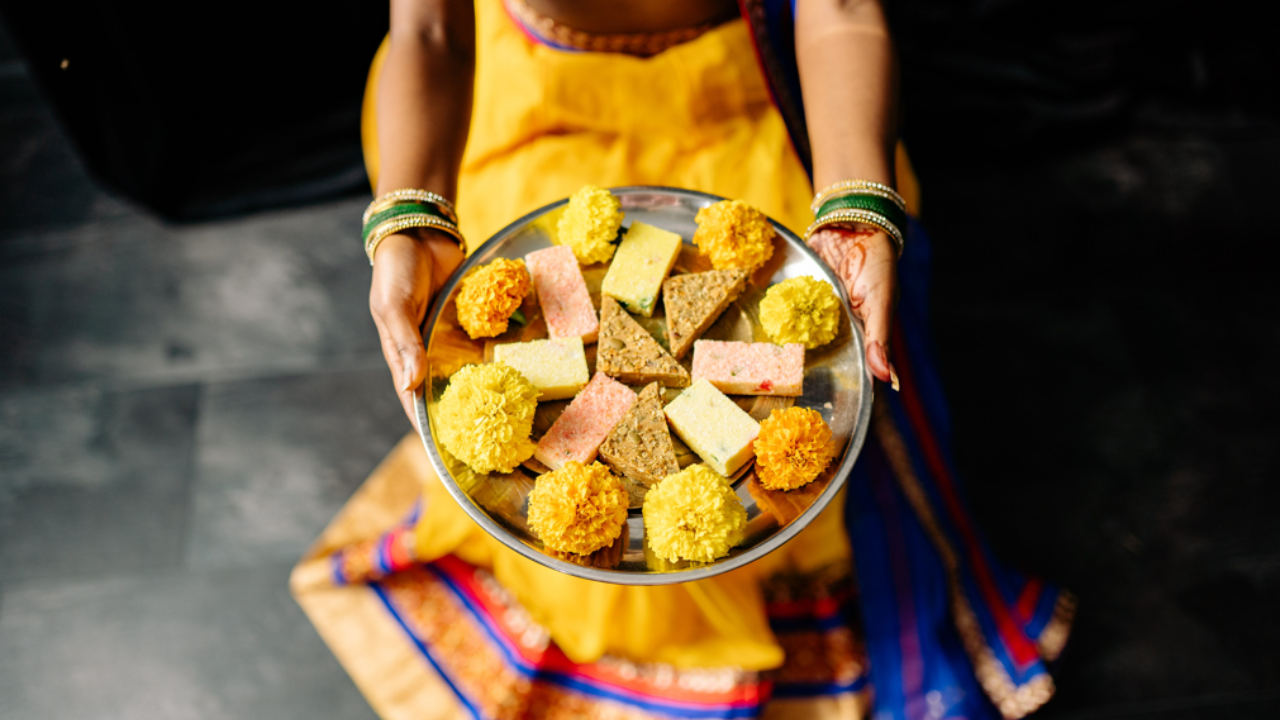 6 expert-approved tips to prevent gaining weight during Diwali celebrations. Pic Credit: Freepik