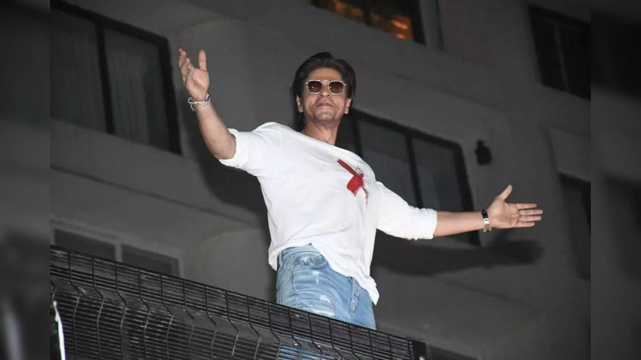 Shah Rukh Khan Greets Fans One More Time From Mannat Before Grand Birthday Bash In Mumbai. WATCH