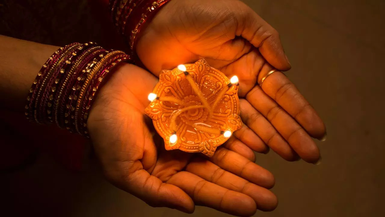 Use Vastu to Know The Right Direction to Light Diyas This Diwali And Attract Positive Energy