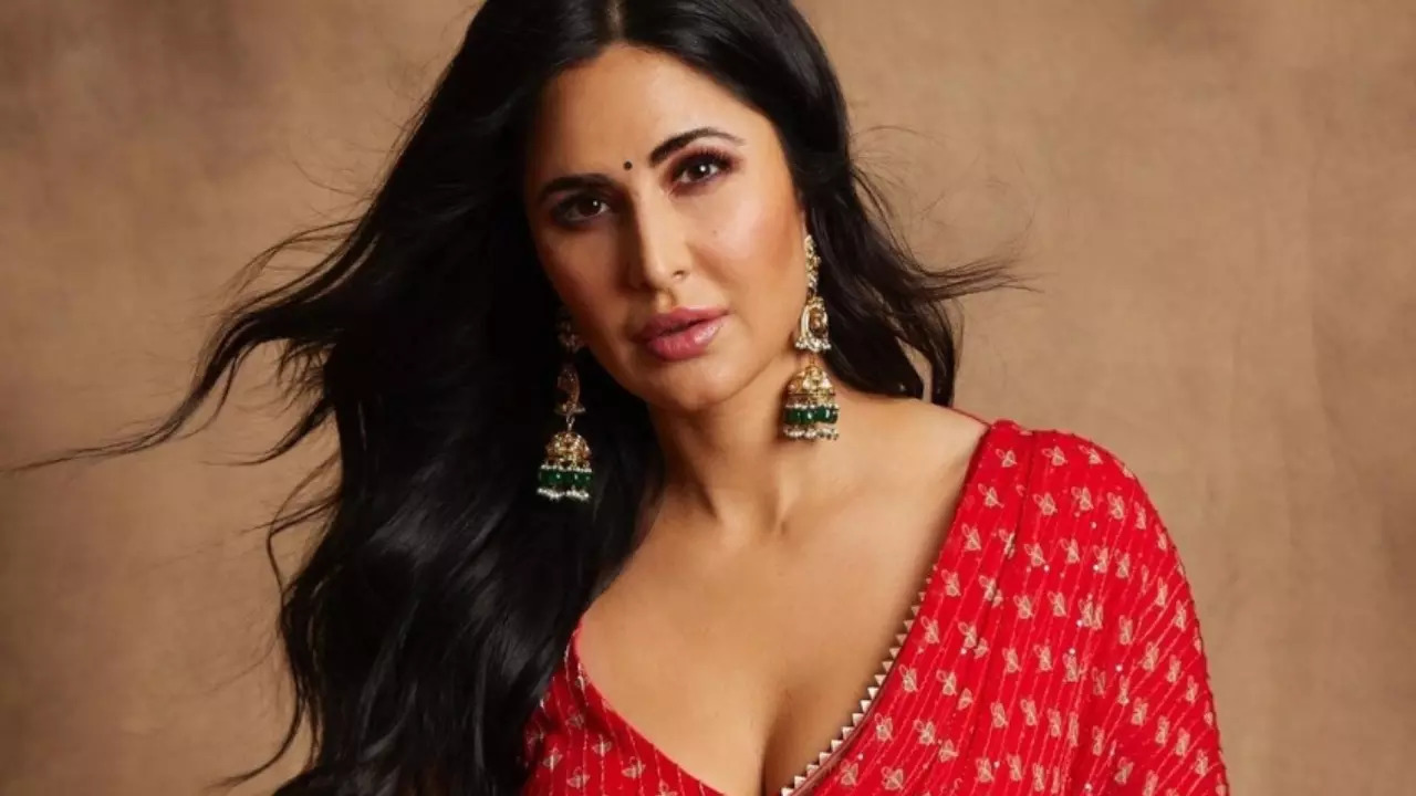 Aapki Biwi Ya Girlfriend Hai! Katrina Kaif Cutely Asks Paps As She Gifts Her Makeup Line Goodies. WATCH