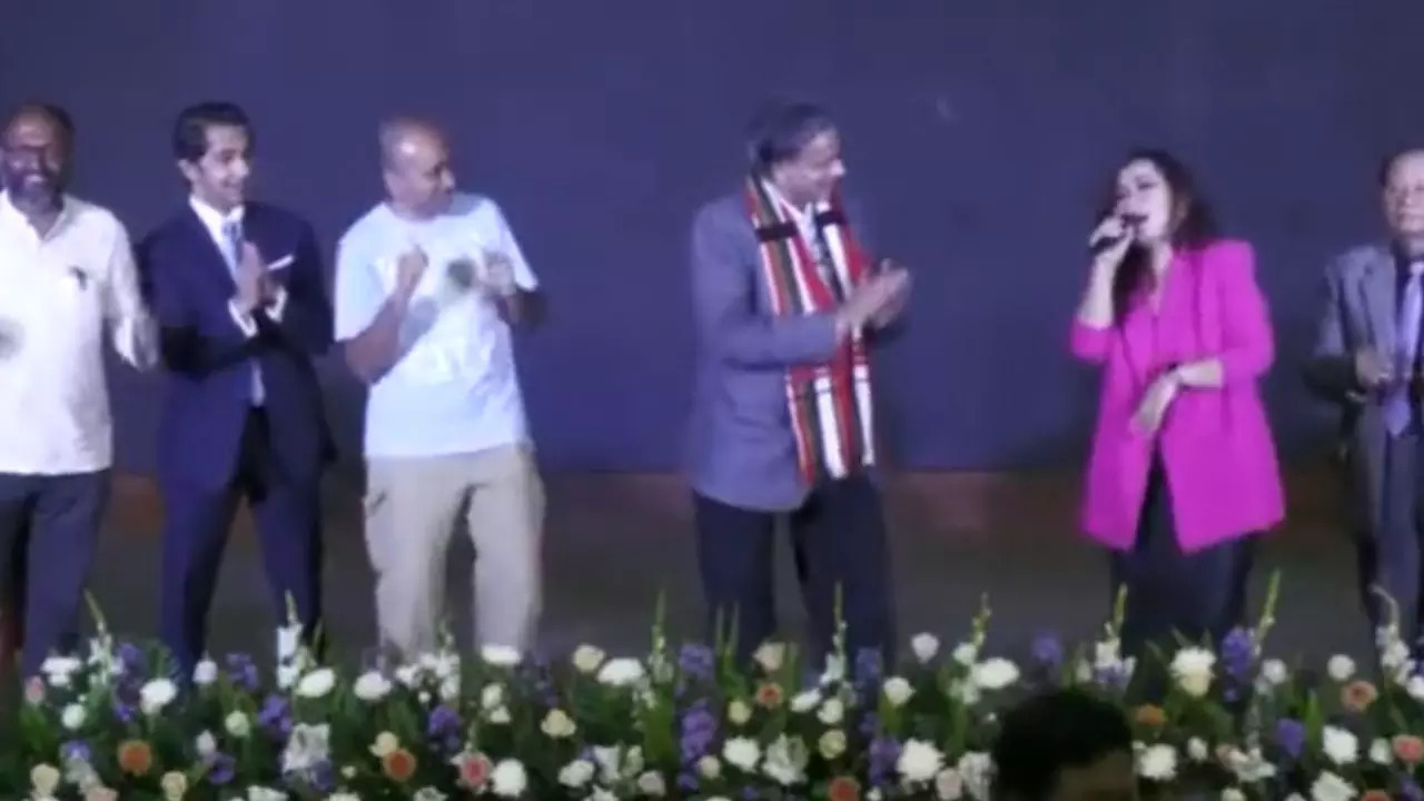 WATCH | Congress Leader Shashi Tharoor Groove To 'Secret Crush' In Aizawl, Says Party Will Win Mizoram Polls