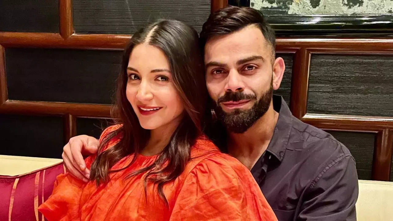 Virat Kohli Grooves To Wifey Anushka Sharma's Track Ainvayi Ainvayi During IND vs SA World Cup Match