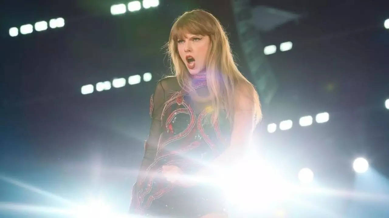 Taylor Swift's '1989 (Taylor's Version)' Remains Atop Billboard 200 For  Second Week