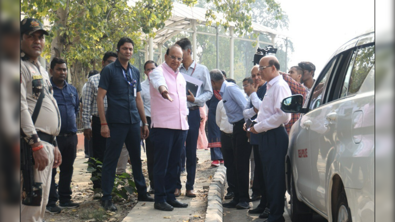 VK Saxena took to the streets to oversee and ensure pollution mitigation measures.